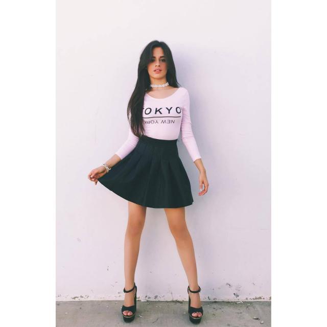 camila-cabello-usa-zapatos-de-pulsera-para