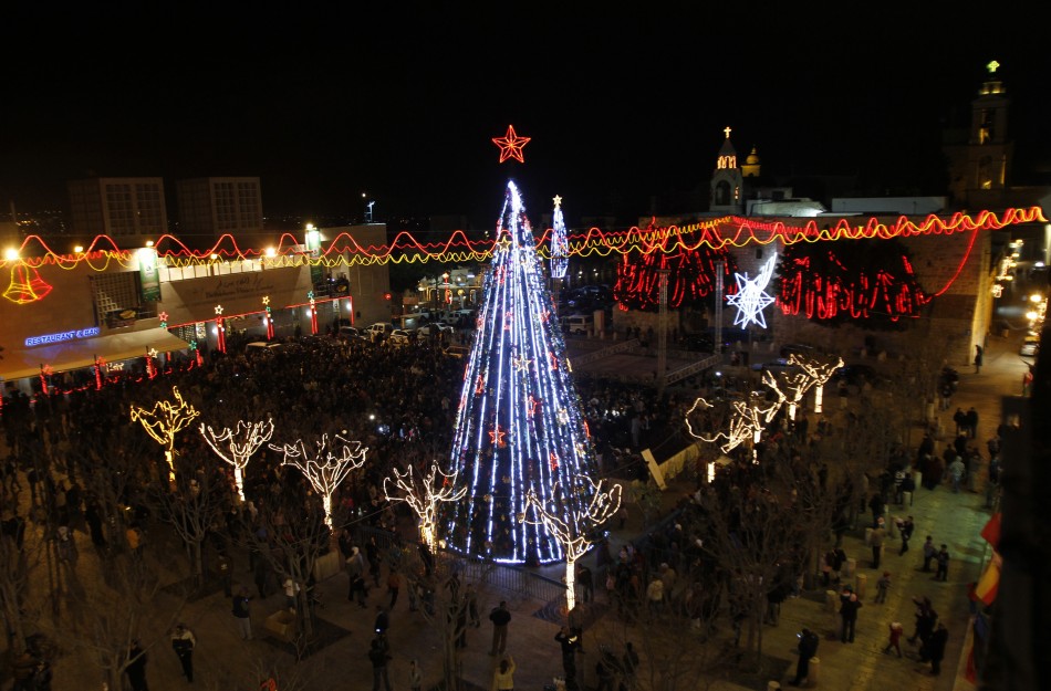 merayakan natal