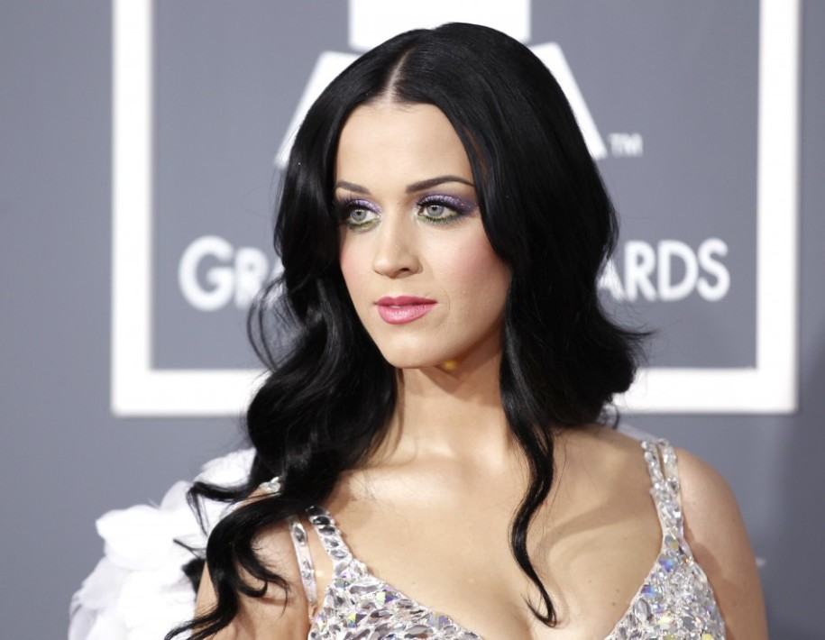 12 Potongan Rambut Hitam Katy Perry yang Wajib Kamu Tengok