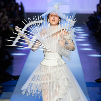 Deretan Koleksi Adibusana Penuh Aksi di Paris Haute Couture Spring/Summer 2019