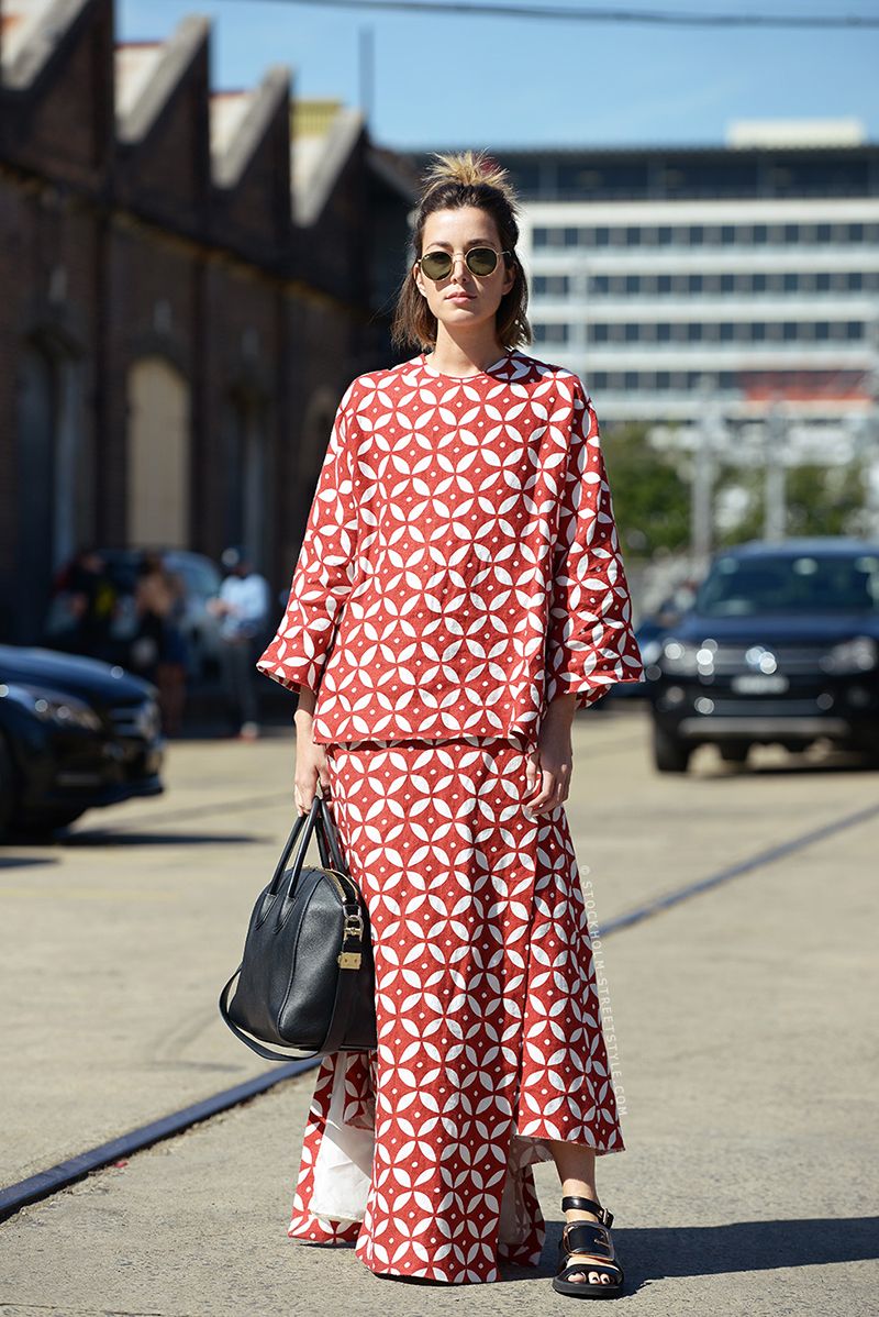 Inspirasi OOTD Di Rumah, Pakai Batik Hingga Ikat Ala Street Style